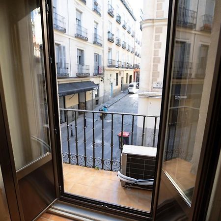 Hostal Los Perales Мадрид Экстерьер фото A French window