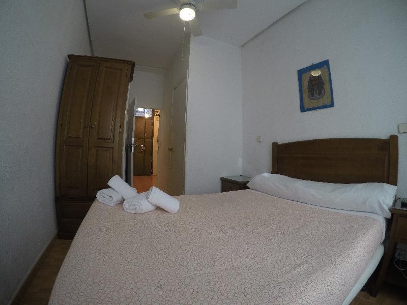 Hostal Los Perales Мадрид Экстерьер фото A bedroom in a hotel