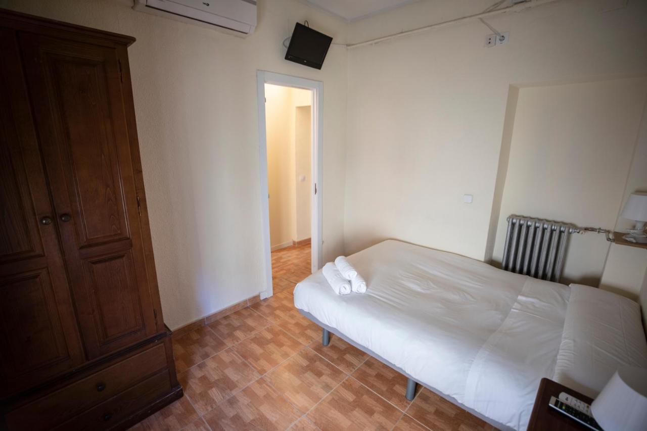 Hostal Los Perales Мадрид Экстерьер фото A room at the hostel