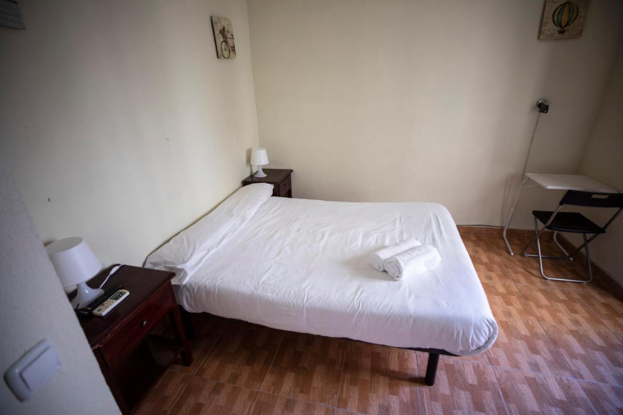 Hostal Los Perales Мадрид Экстерьер фото A room at the hotel