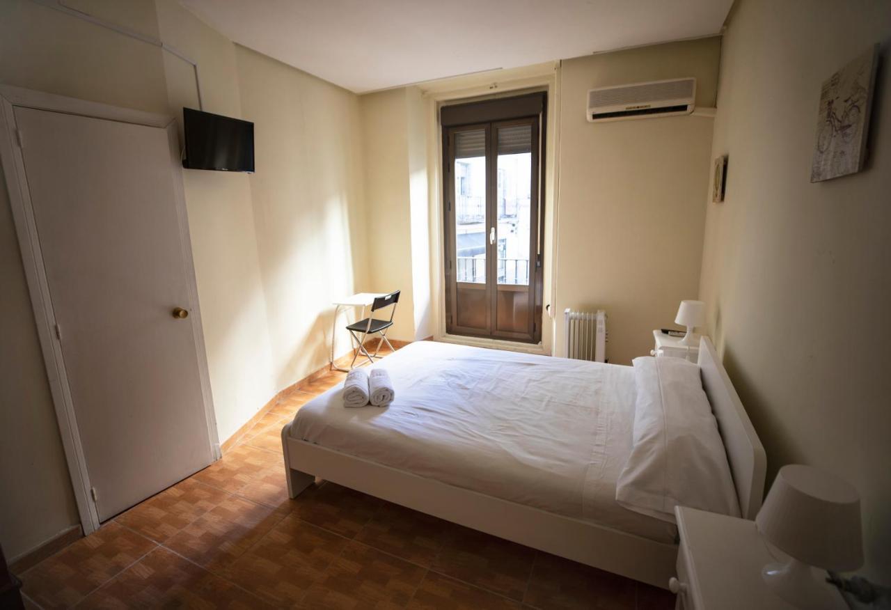 Hostal Los Perales Мадрид Экстерьер фото A room at the hotel