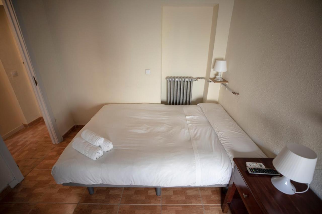 Hostal Los Perales Мадрид Экстерьер фото A room at the hotel