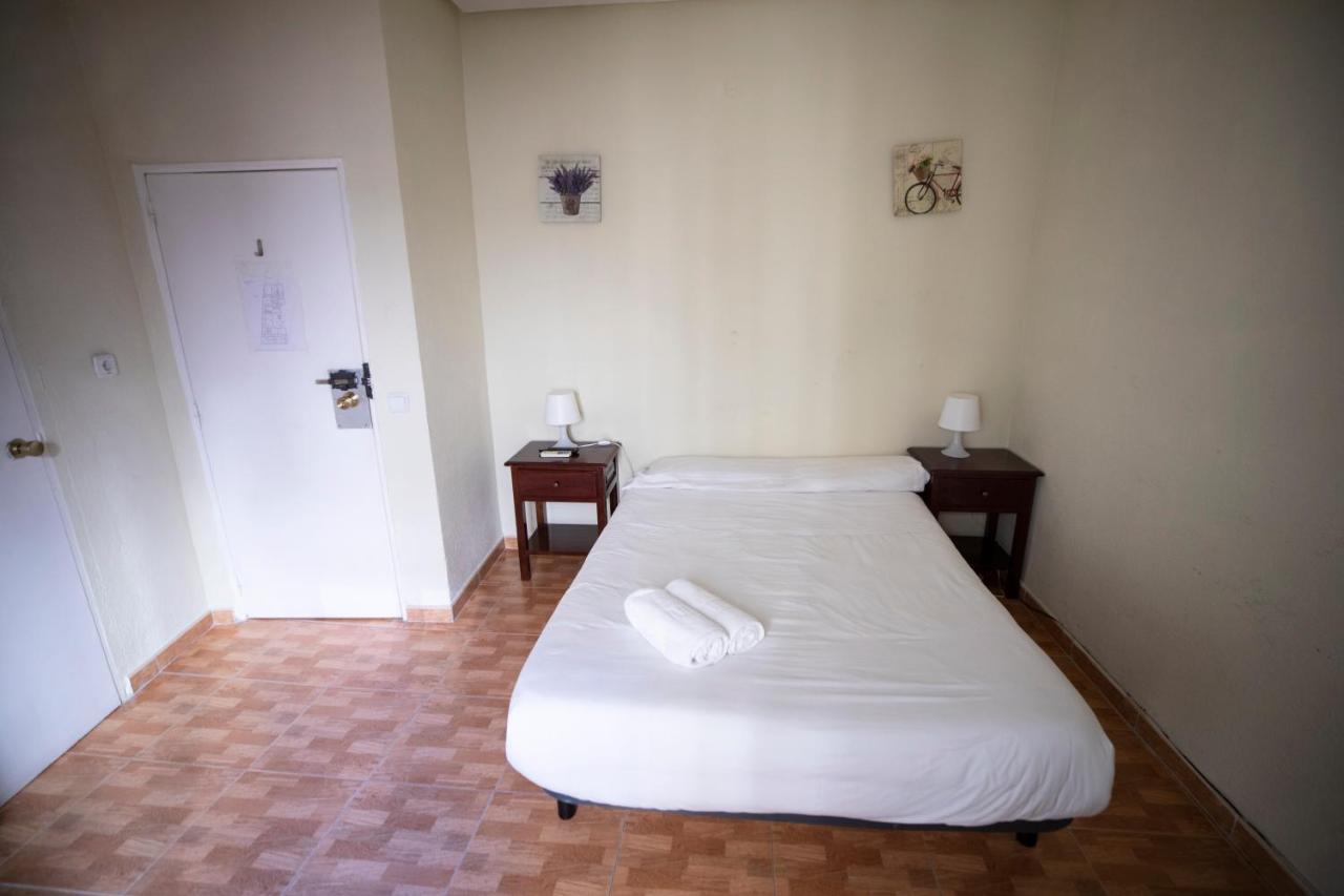 Hostal Los Perales Мадрид Экстерьер фото A room at the hostel
