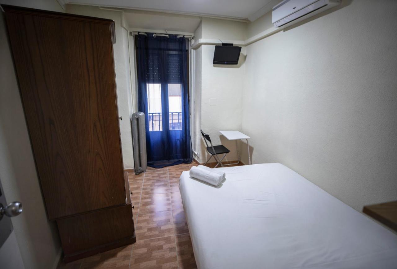 Hostal Los Perales Мадрид Экстерьер фото A room at the hostel