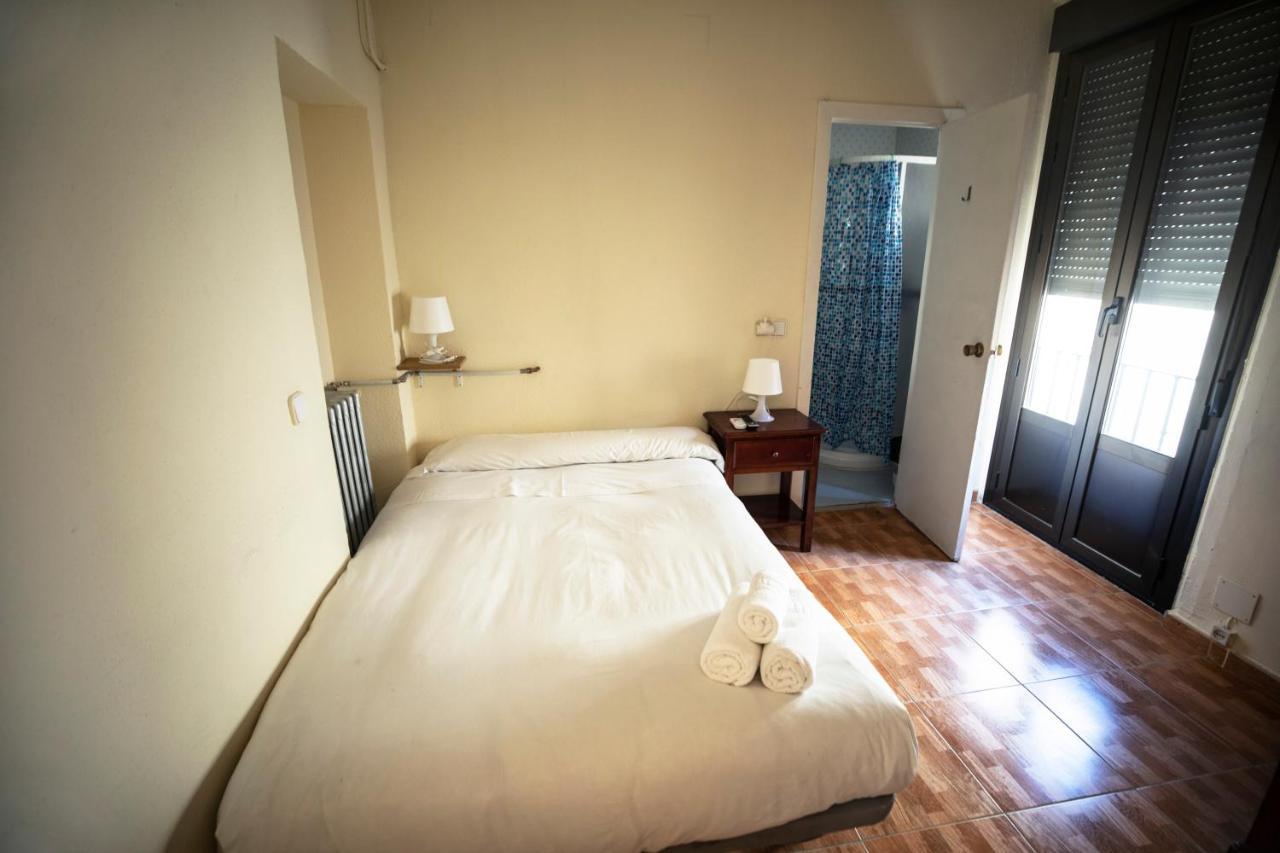 Hostal Los Perales Мадрид Экстерьер фото A single room in a hotel