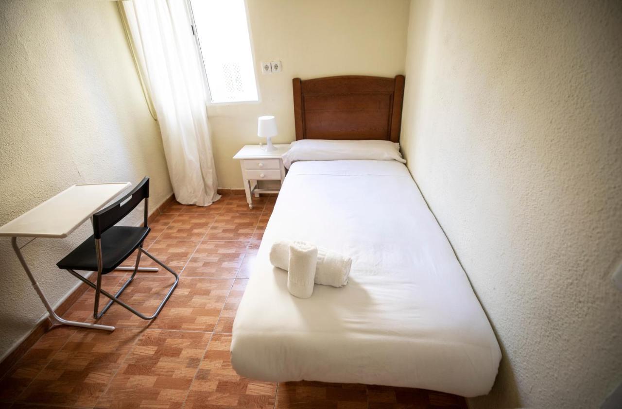Hostal Los Perales Мадрид Экстерьер фото A single room in a Spanish hotel