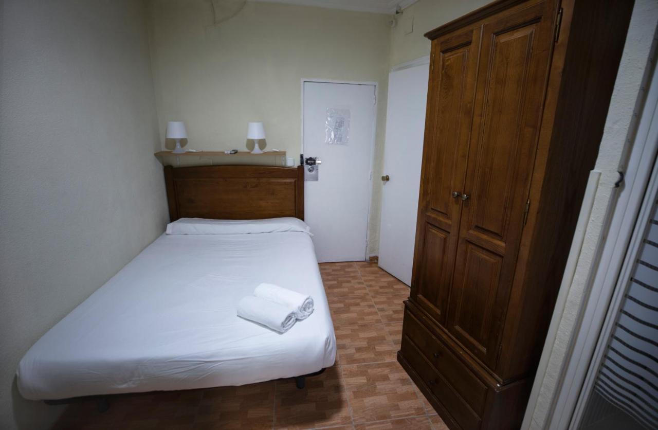 Hostal Los Perales Мадрид Экстерьер фото A room at the hotel
