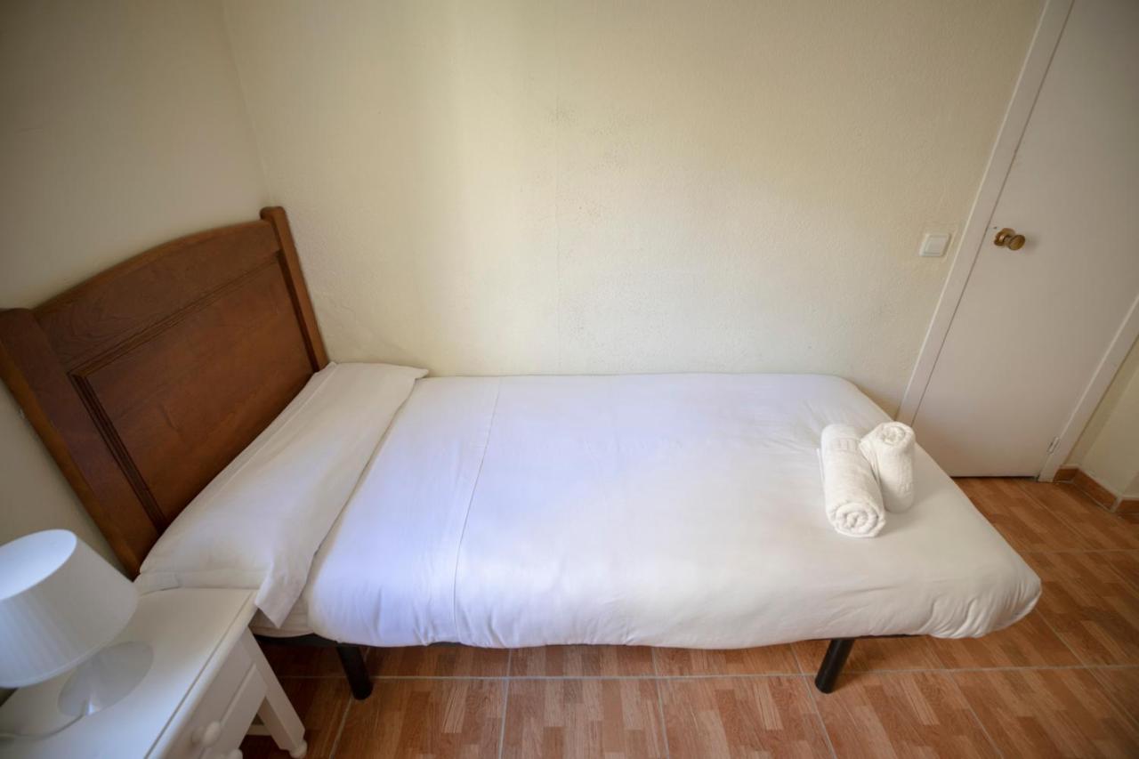 Hostal Los Perales Мадрид Экстерьер фото A single bed