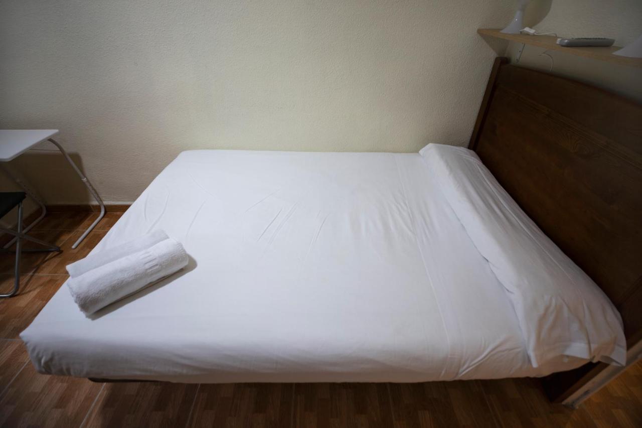 Hostal Los Perales Мадрид Экстерьер фото A bed with a sheet