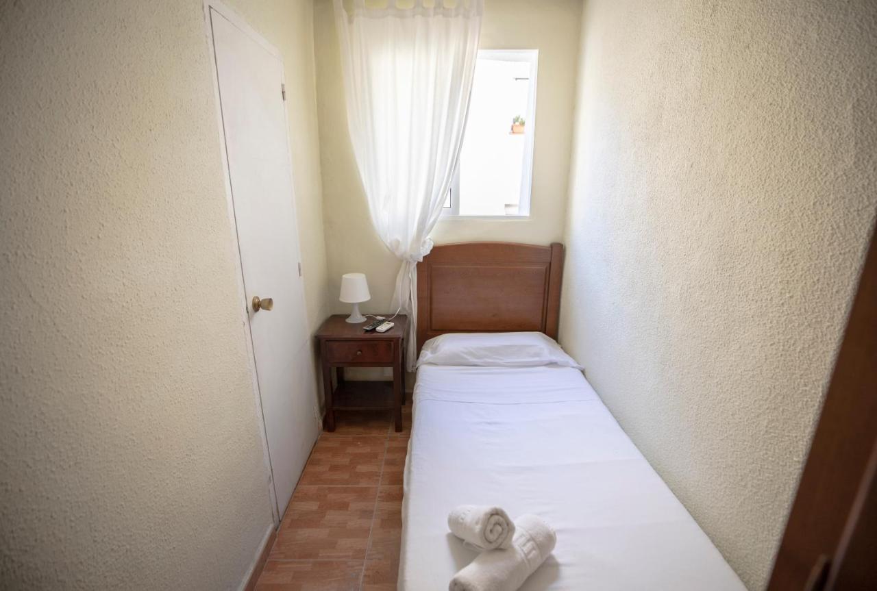 Hostal Los Perales Мадрид Экстерьер фото A single room