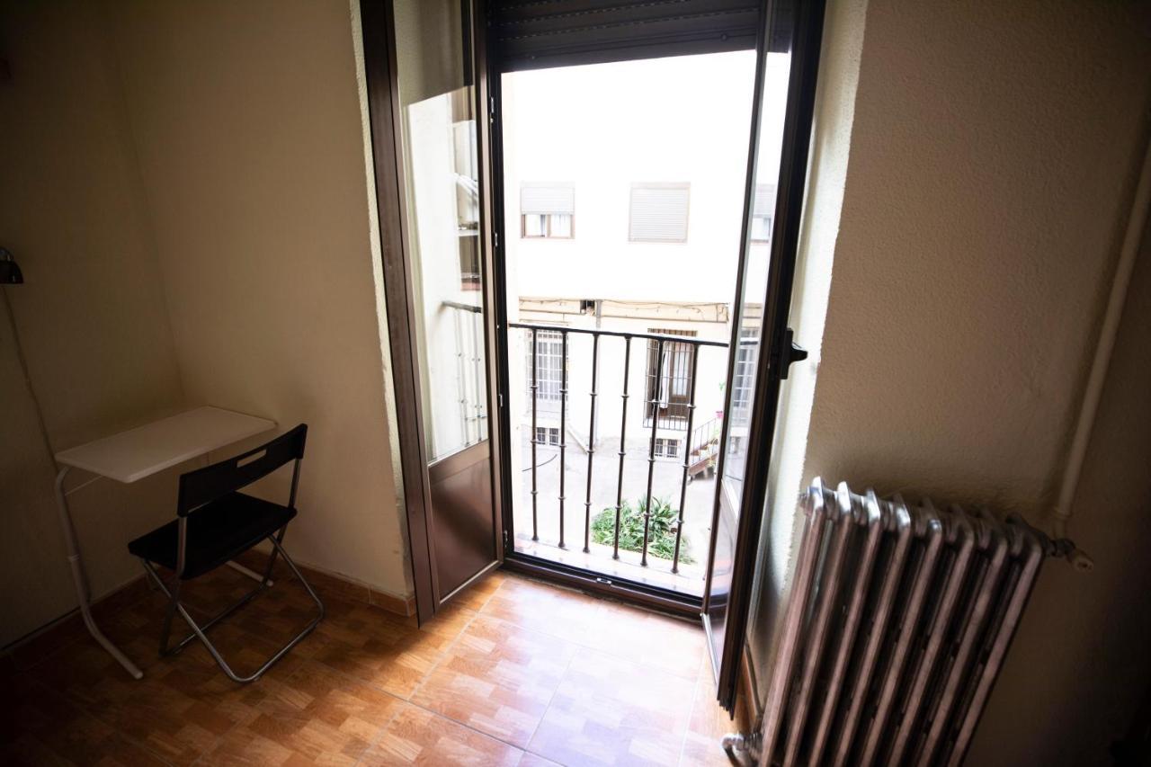 Hostal Los Perales Мадрид Экстерьер фото A French door