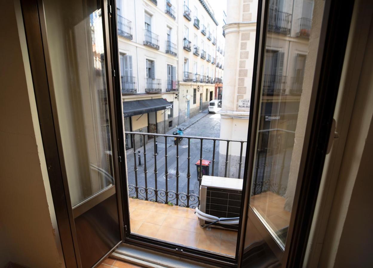 Hostal Los Perales Мадрид Экстерьер фото A French window