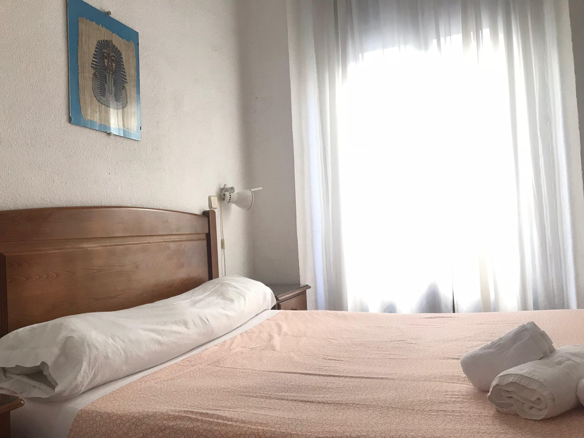 Hostal Los Perales Мадрид Экстерьер фото A bedroom in a hotel