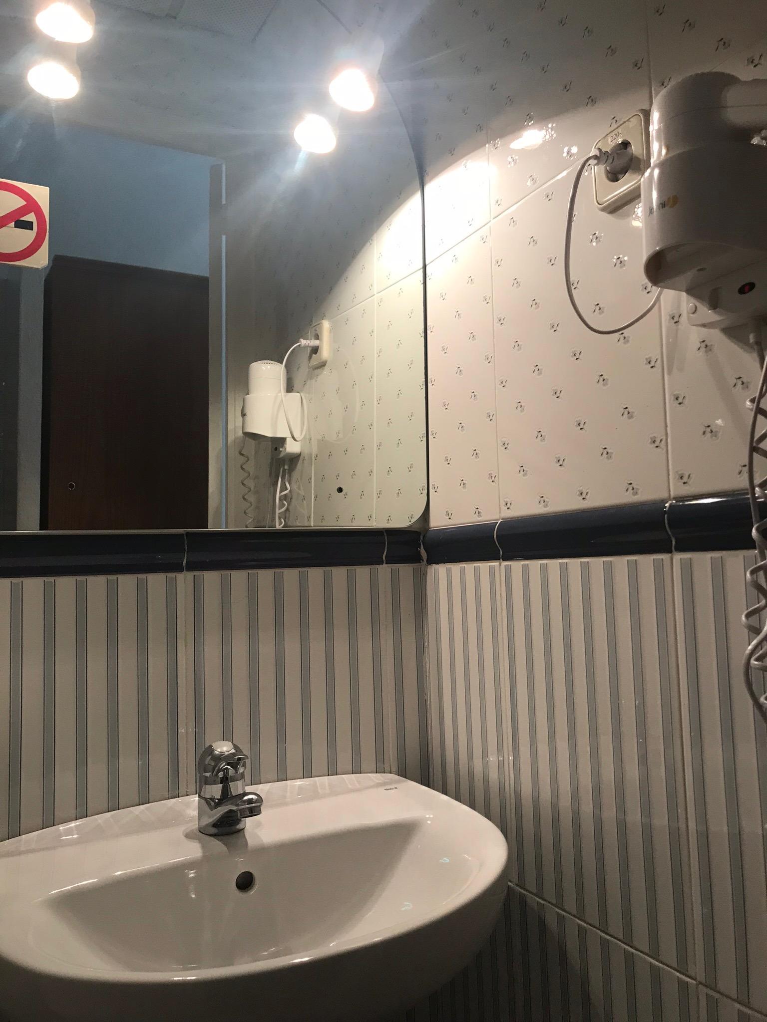 Hostal Los Perales Мадрид Экстерьер фото A shower in a hotel bathroom