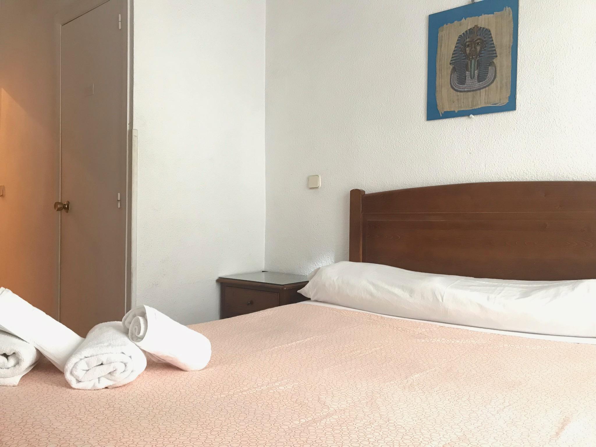 Hostal Los Perales Мадрид Экстерьер фото A bedroom at the hotel