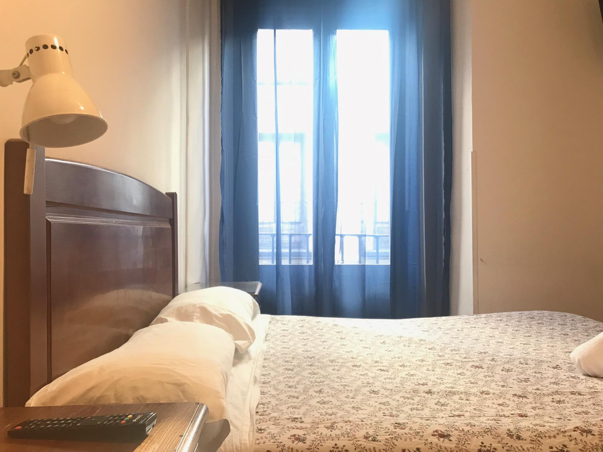 Hostal Los Perales Мадрид Экстерьер фото A bedroom in a hotel