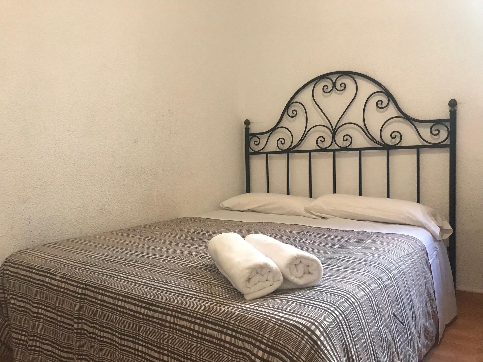 Hostal Los Perales Мадрид Экстерьер фото A bed with a wrought iron headboard