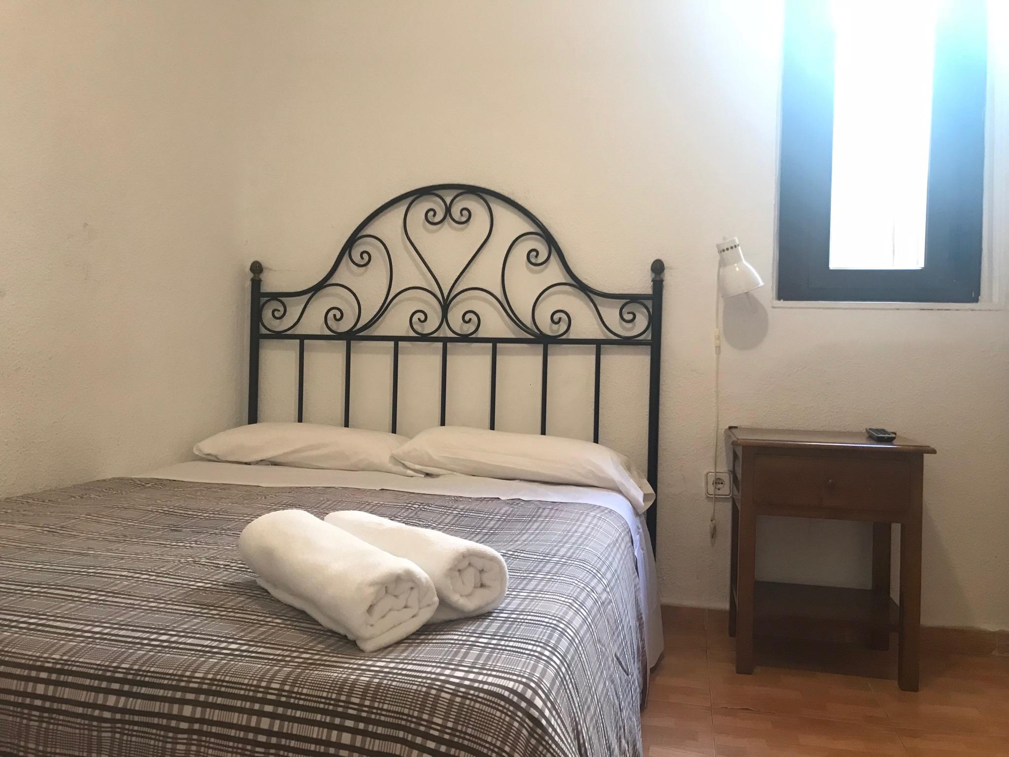 Hostal Los Perales Мадрид Экстерьер фото A bedroom in a hostel