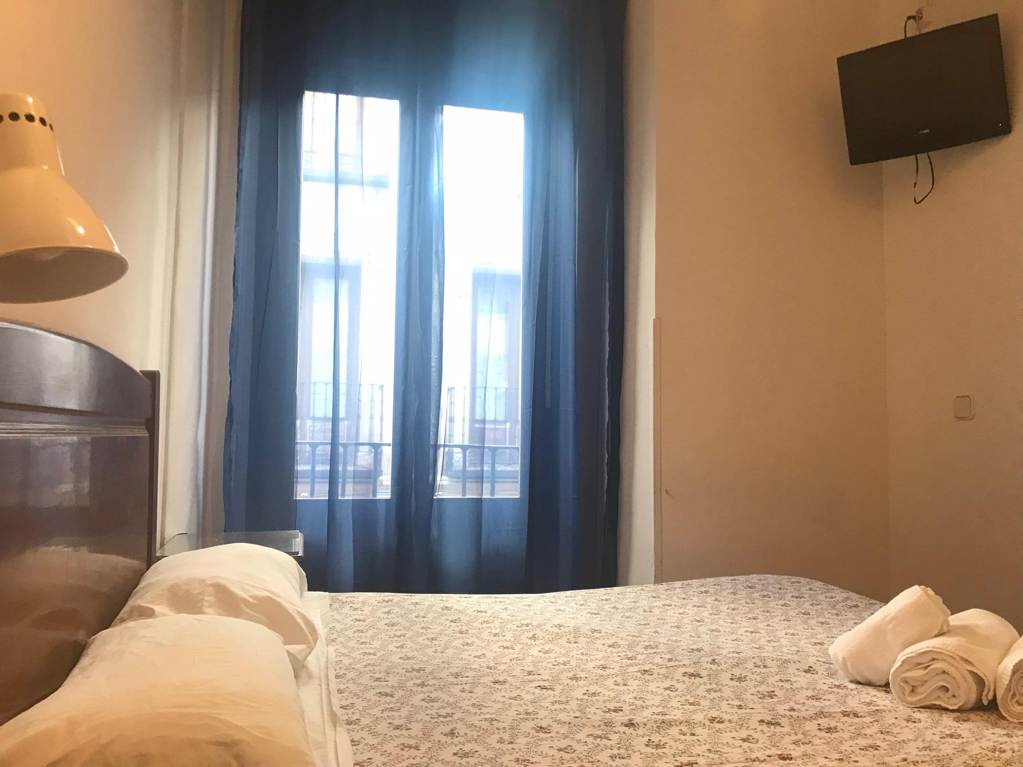 Hostal Los Perales Мадрид Экстерьер фото A room at the hotel