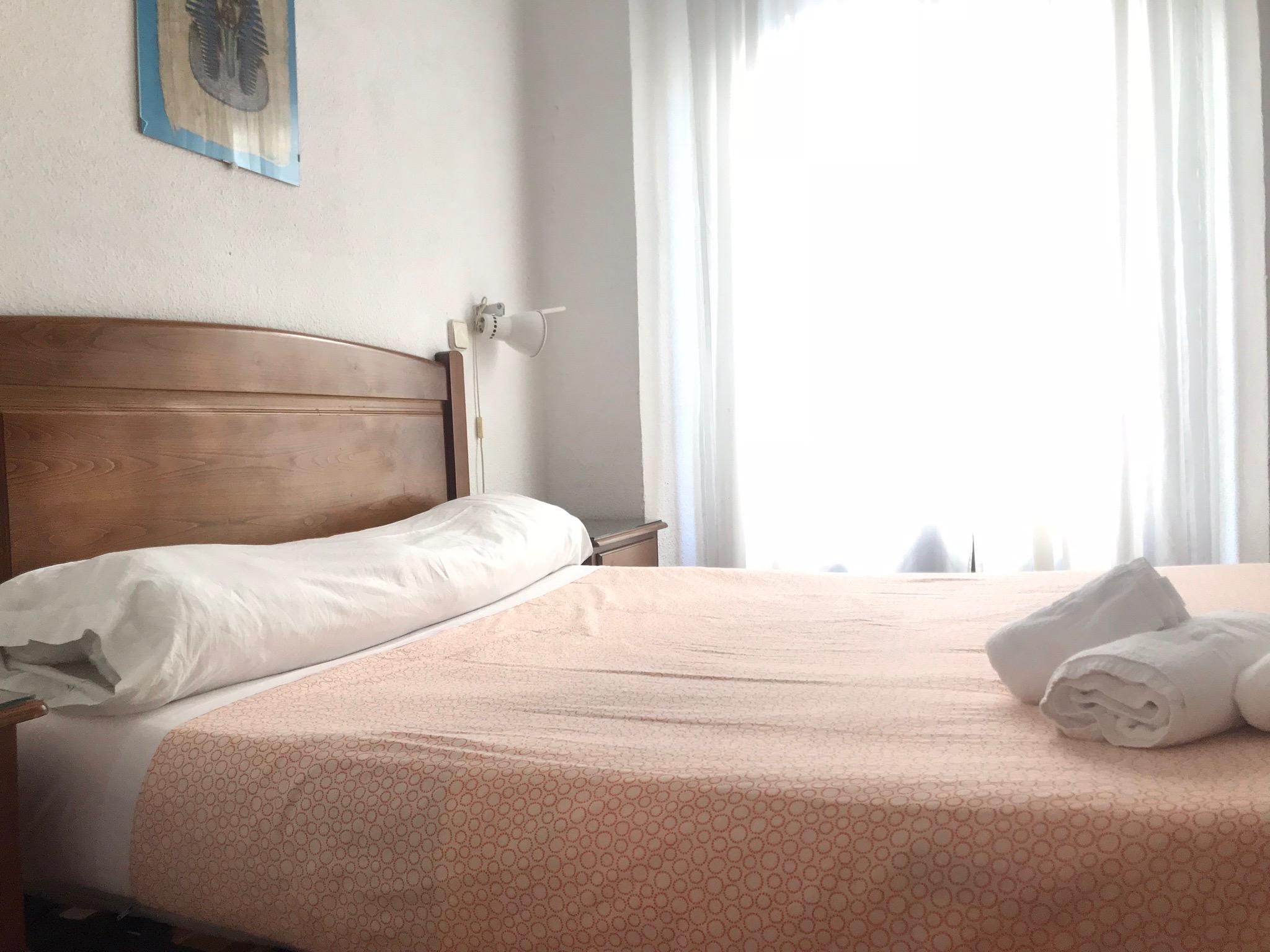 Hostal Los Perales Мадрид Экстерьер фото A bed
