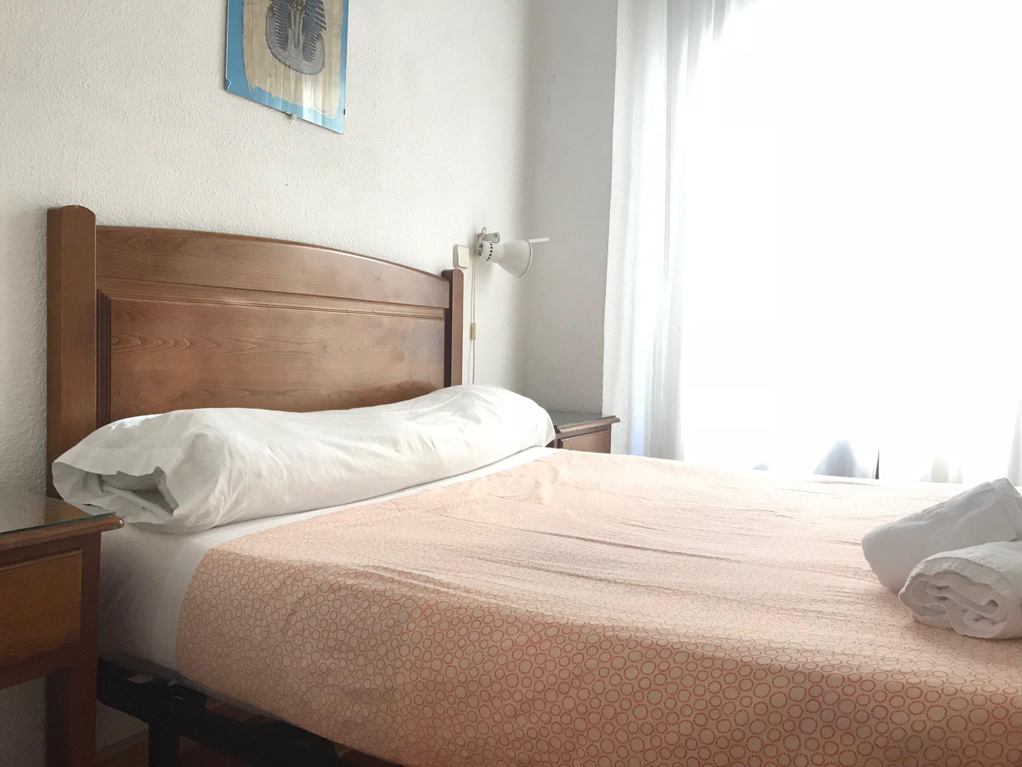 Hostal Los Perales Мадрид Экстерьер фото A bed