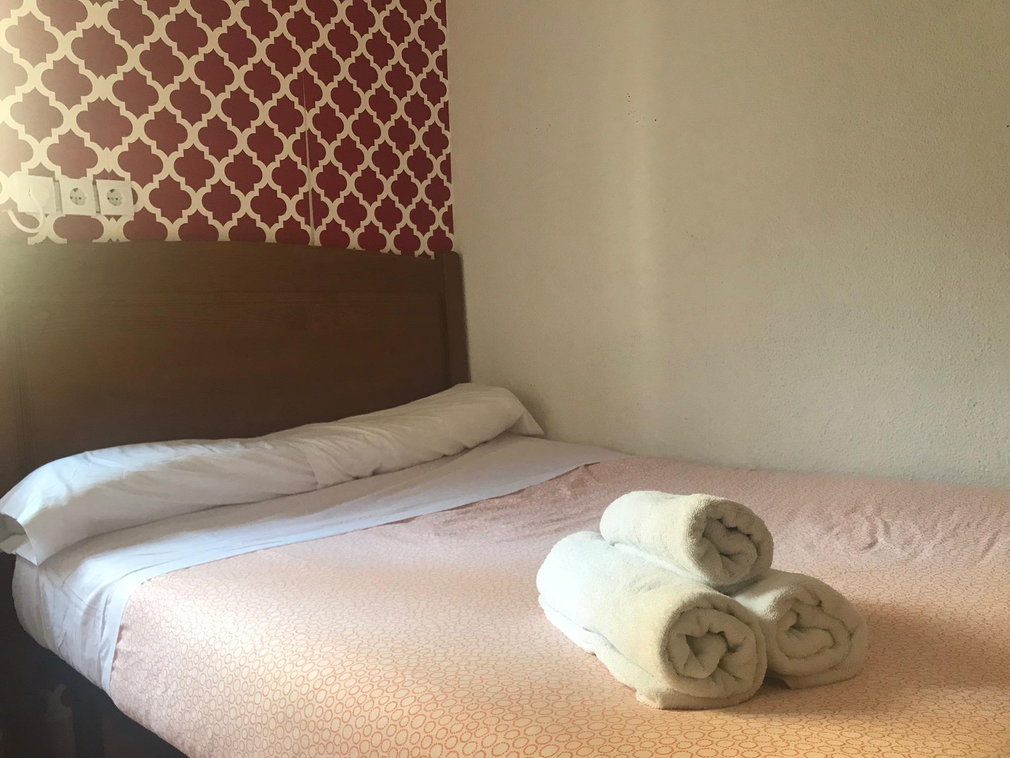 Hostal Los Perales Мадрид Экстерьер фото A bed with towels