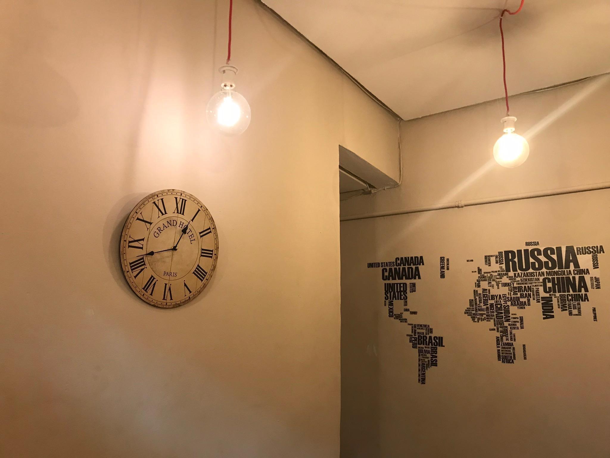 Hostal Los Perales Мадрид Экстерьер фото A wall clock