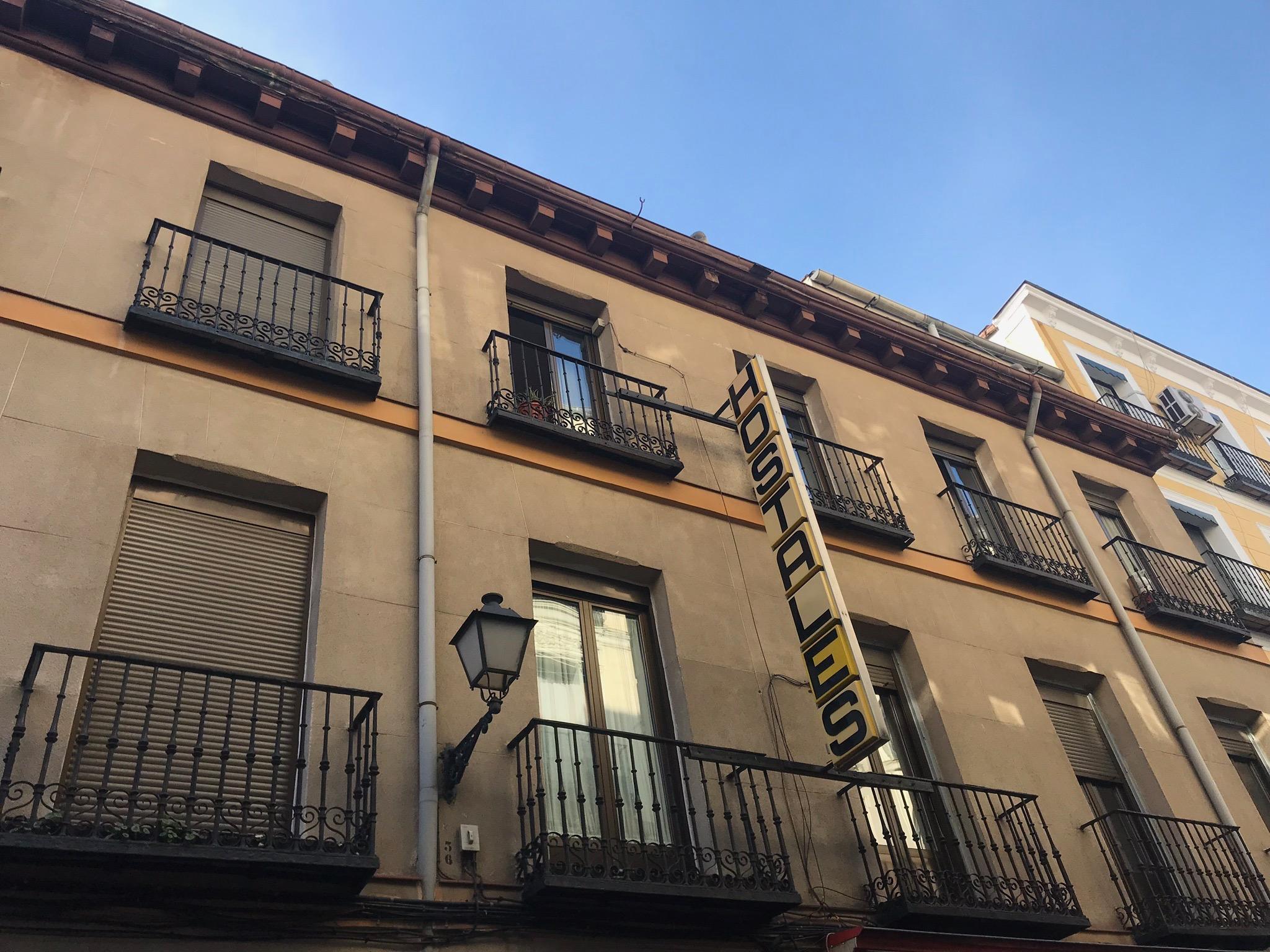 Hostal Los Perales Мадрид Экстерьер фото Headquarters of the party in Madrid
