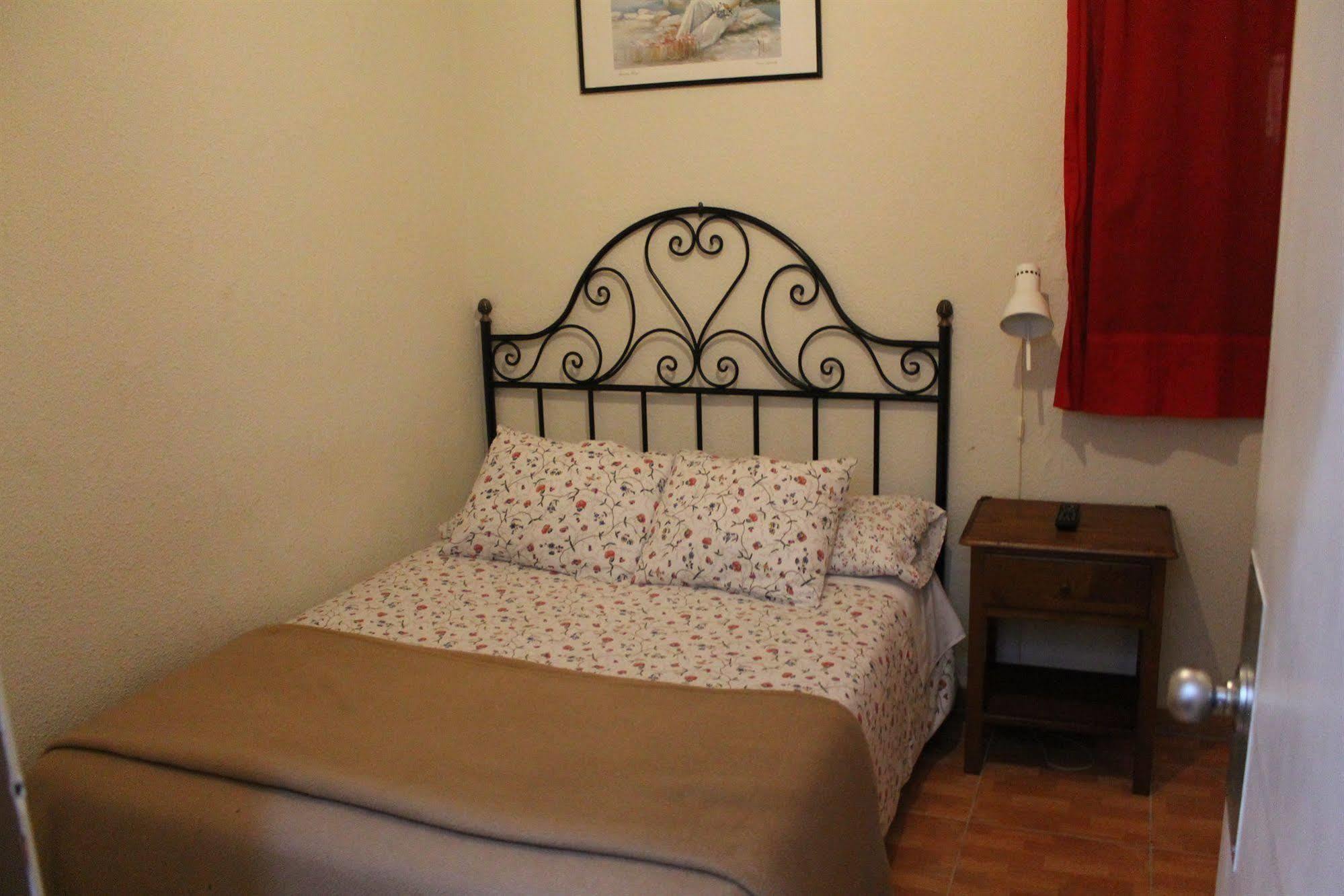Hostal Los Perales Мадрид Экстерьер фото A typical room at the hostel