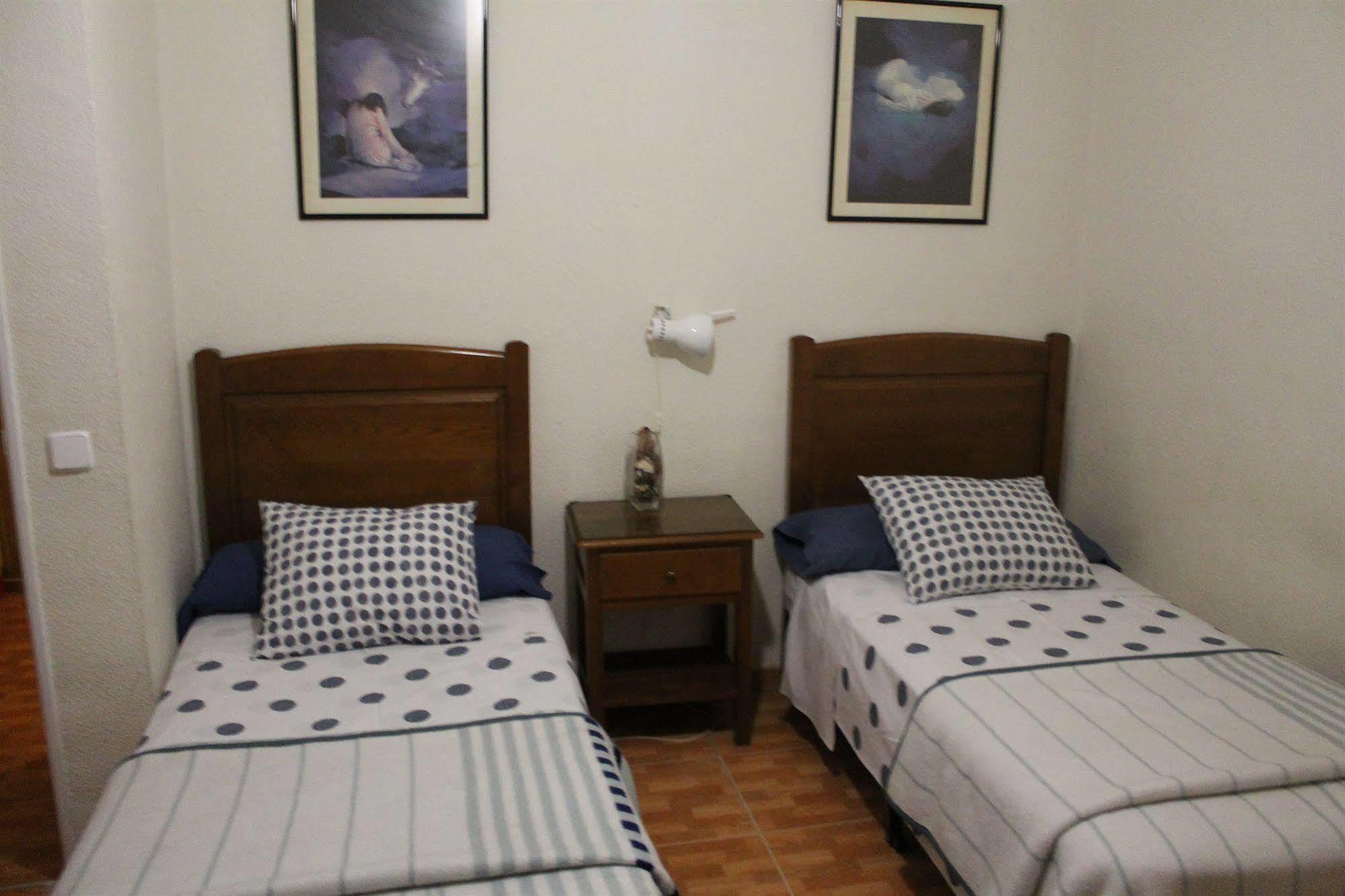 Hostal Los Perales Мадрид Экстерьер фото A bedroom with two single beds