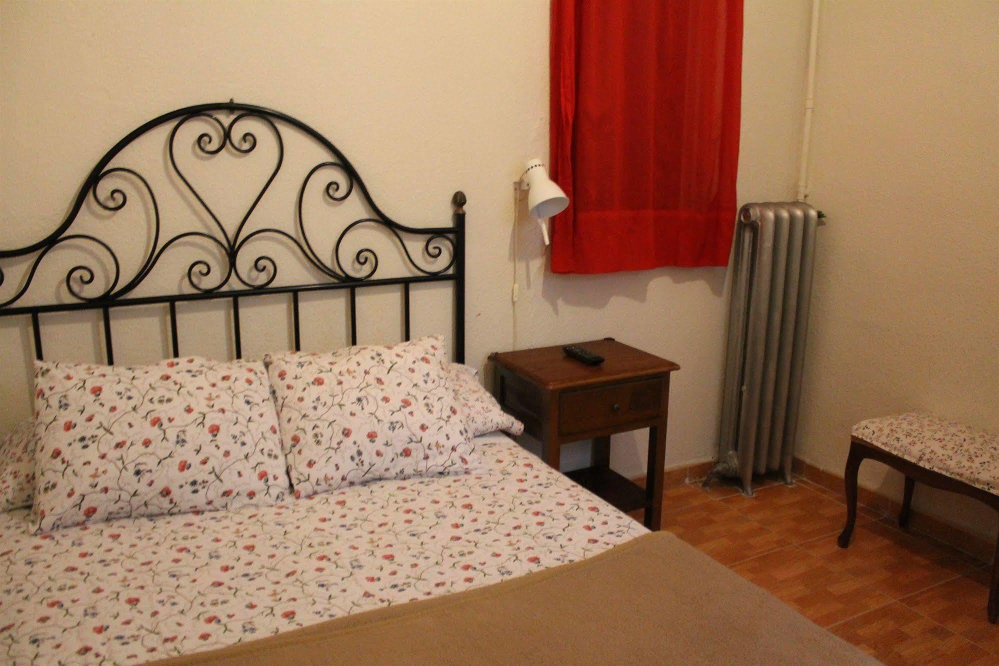 Hostal Los Perales Мадрид Экстерьер фото A bedroom in a typical Italian house