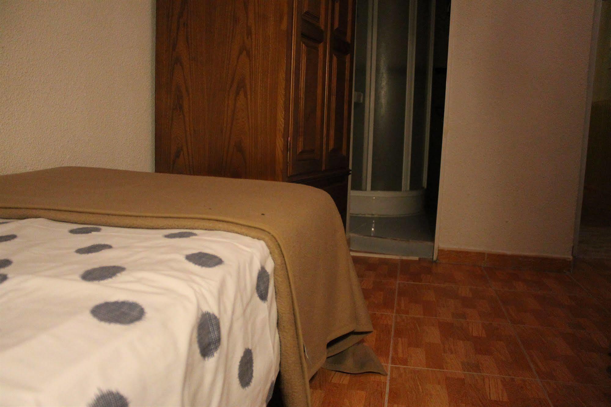 Hostal Los Perales Мадрид Экстерьер фото A bed with a sábanas