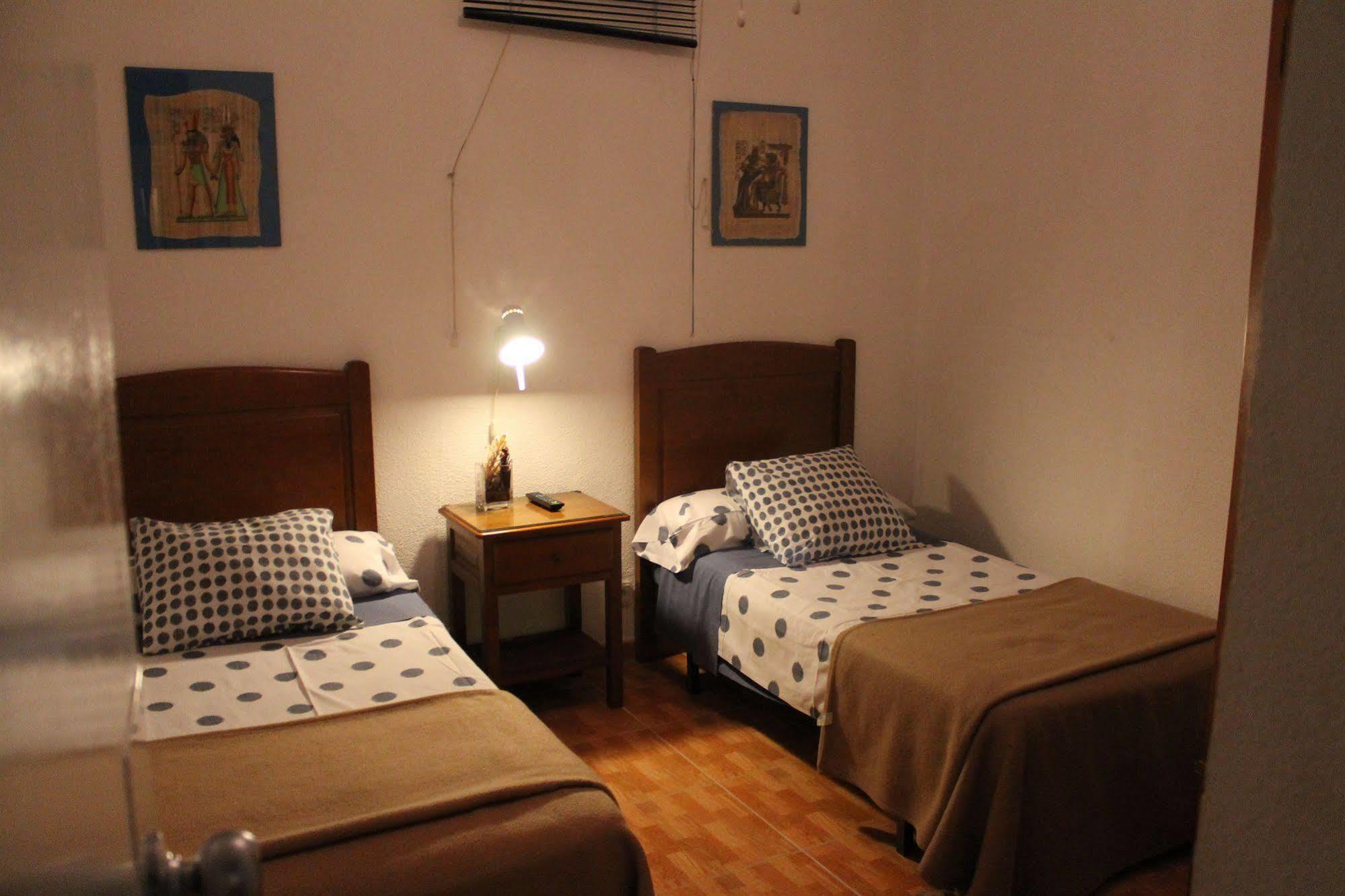 Hostal Los Perales Мадрид Экстерьер фото A room at the hostel