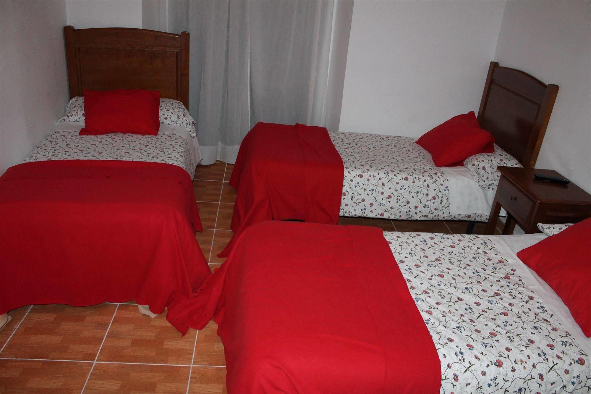 Hostal Los Perales Мадрид Экстерьер фото A typical bedroom in a hostal