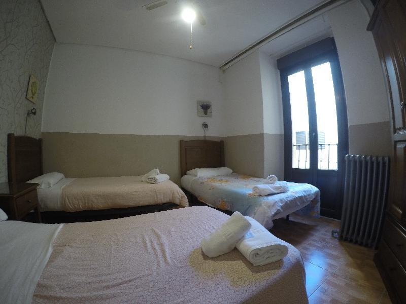 Hostal Los Perales Мадрид Экстерьер фото A room at the hotel